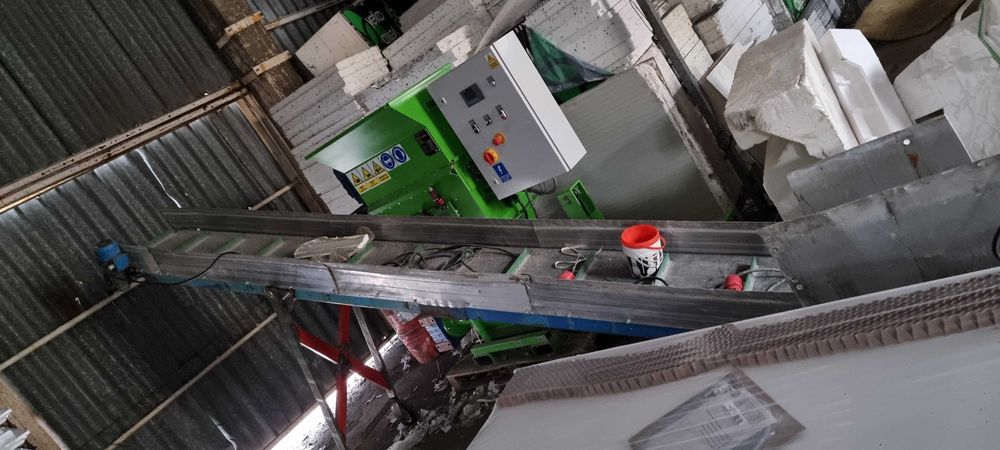 Kompaktor do styropianu EPS z taśmociągiem podajnikiem Bartontech C50