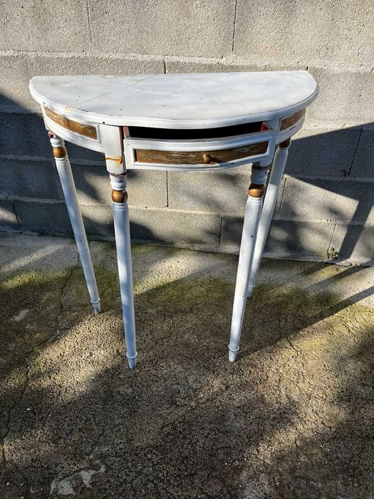 Mesa branca c/gaveta e sinais de uso