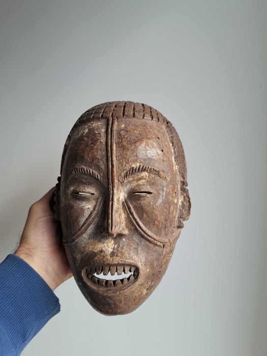 Máscara espetacular africana tribal da Nigéria. De madeira. Antiga.
