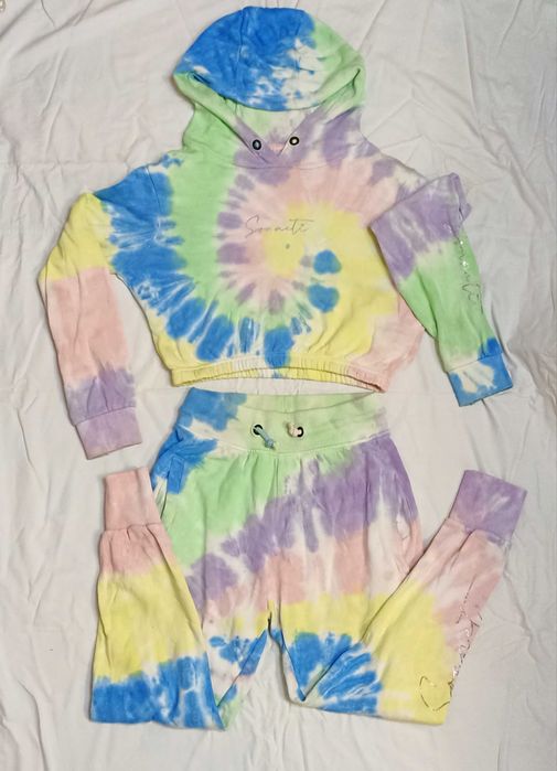 Красивий модний костюм