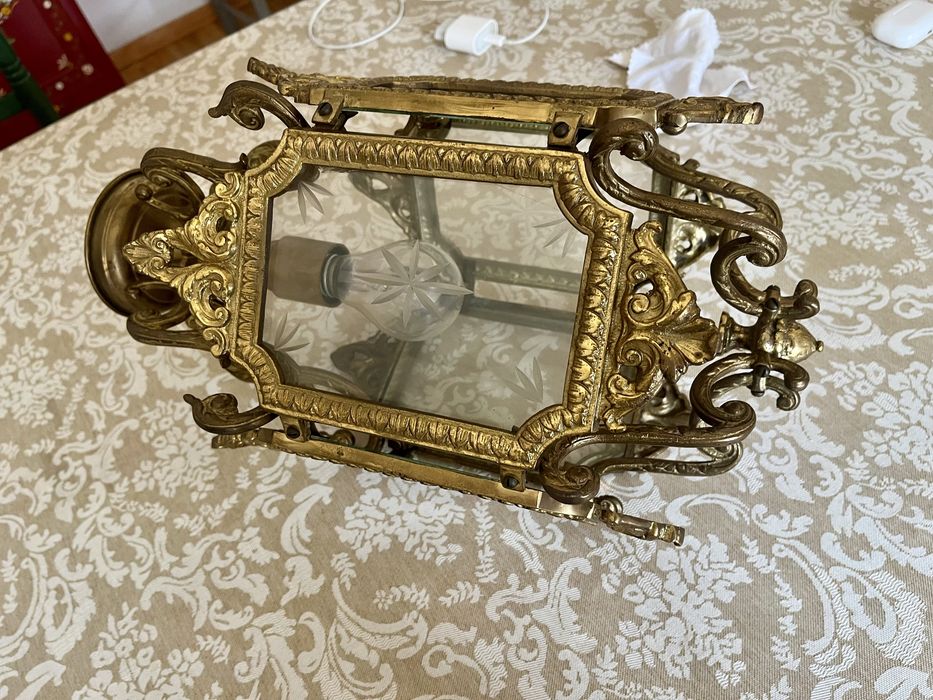 Candeeiro de teto antigo em latão maciço com vidros gravados