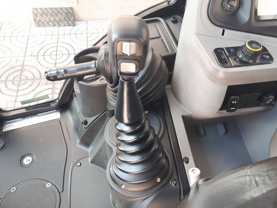 Máquina Retroescavadora JCB 3CX de 2024