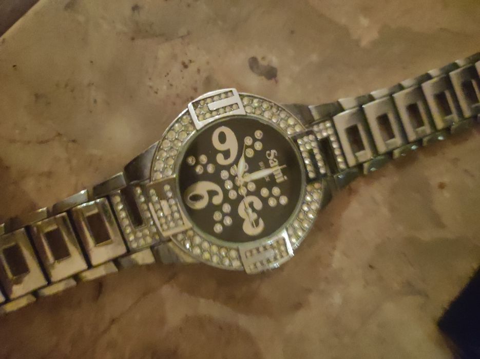 Relógio em aço com brilhantes