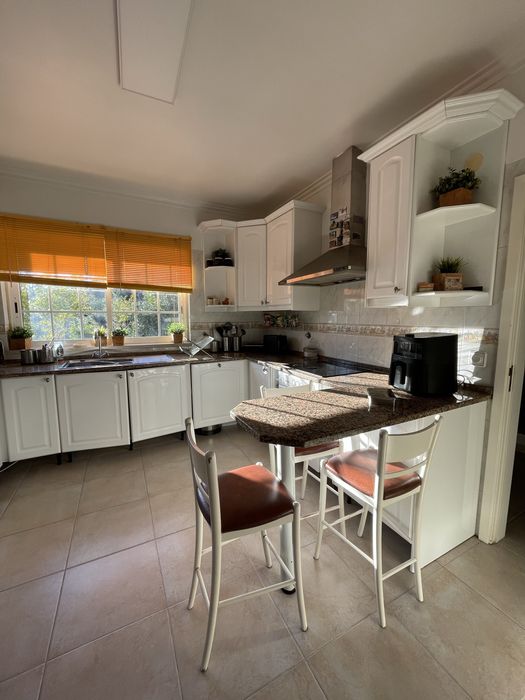 Cozinha com pedra e móveis