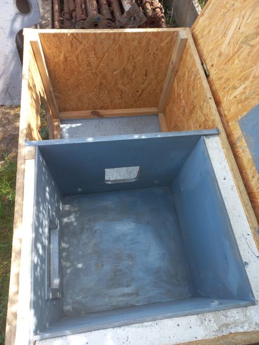 Duża buda dla psa lub kota lub razem.