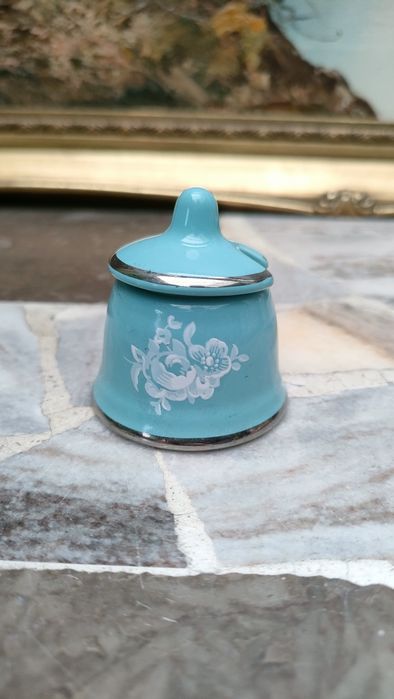 Maleńki porcelanowy przyprawnik, pojemniczek z pokrywką