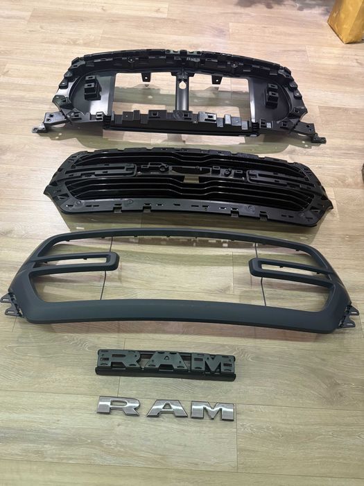 Atrapa grill  podstawa litery Dodge Ram 1500  DT V 2019-ORYGINAŁ NOWY