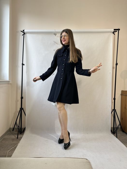 Granatowy rozkloszowany retro płaszcz taliowany granatowy wełna z koła