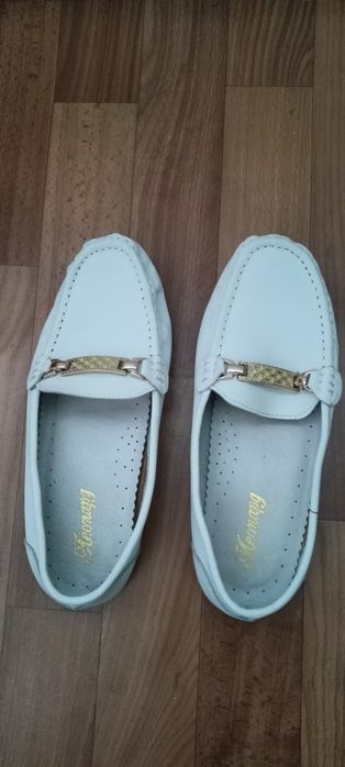 Продам жіночі білі мокасини / лофери.