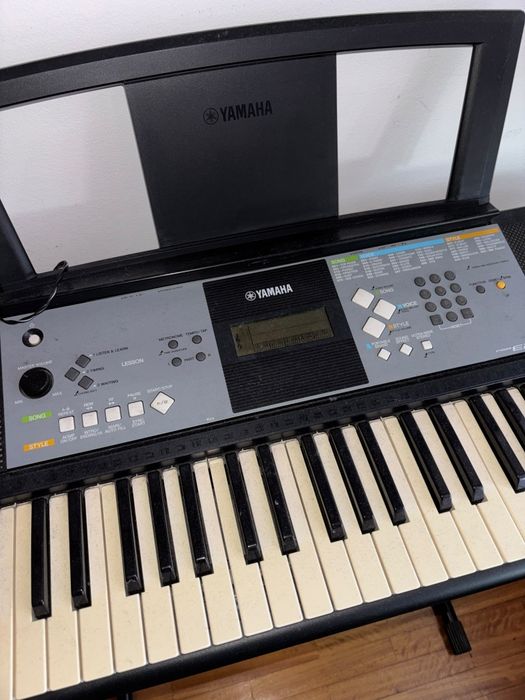 Vendo Piano Yamaha muito estimado, suporte incluído.