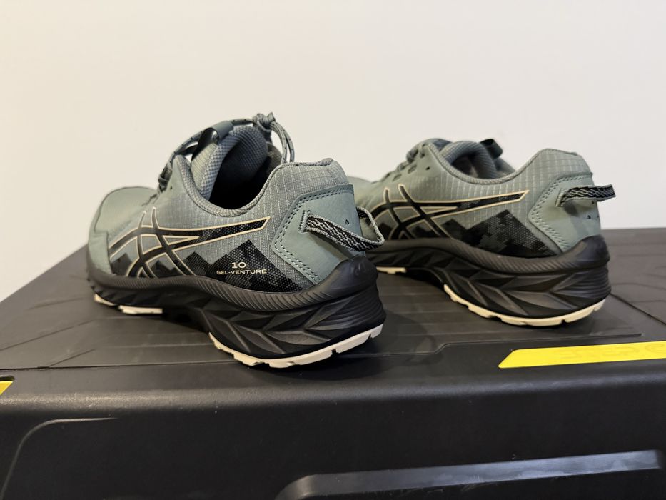 2 pares de tenis novos. Asics e adidas