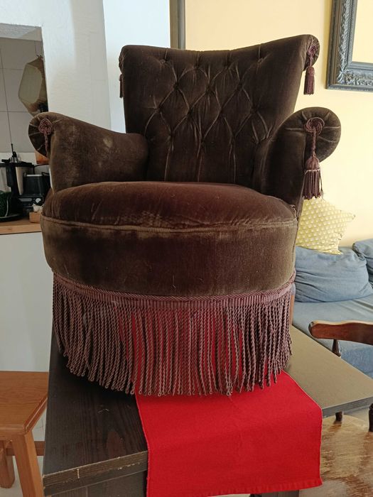 Sofá pequeno "senhorinha" em muito bom estado.