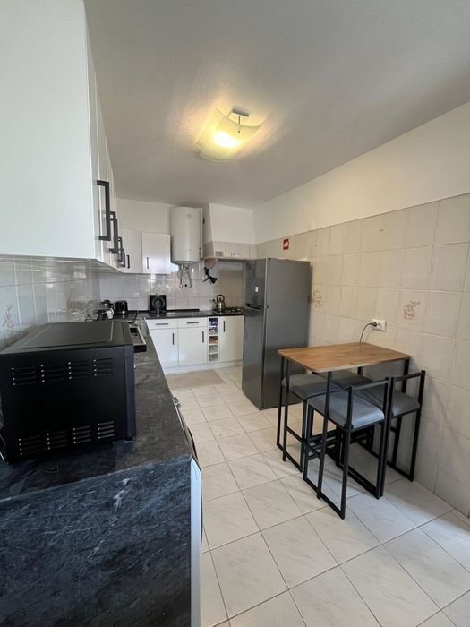 Quarto de casal mobiliado, em moradia renovada com jardim amplo