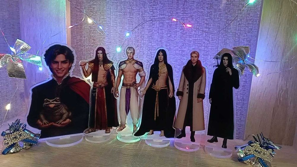 Акрилові фігурки з фаворитами клубу романтики