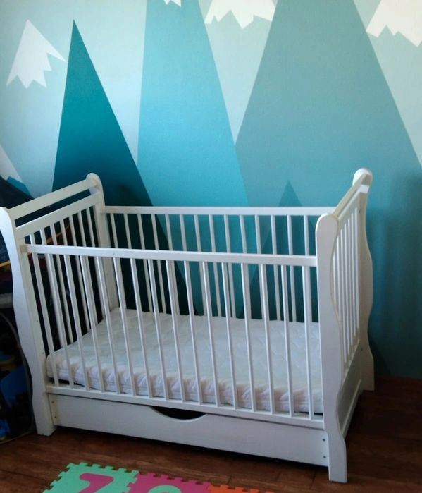 Białe drewniane łóżeczko