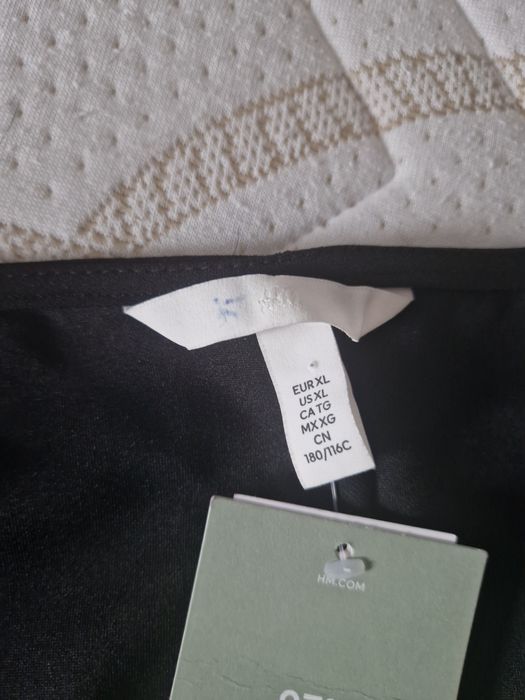 Czarna bluzka H&M z długim rękawem, nowa z metką, 42 XL plus size

Kla