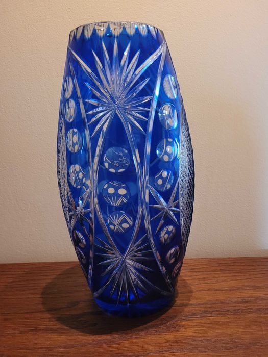 Kryształowy kobaltowy wazon z wizerunkiem Jana Pawła II