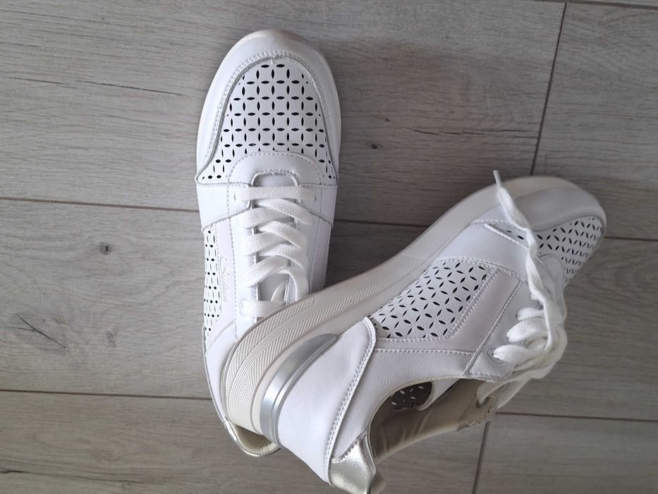 Skorzane azurowe sneakersy 41