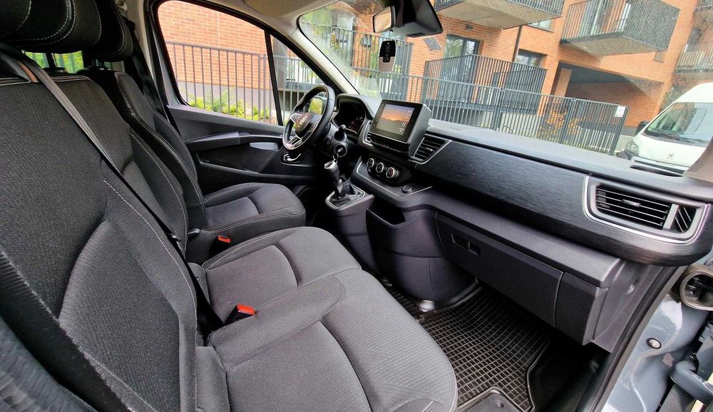 Renault Trafic - Bus / samochód na wynajem 9 osobowy