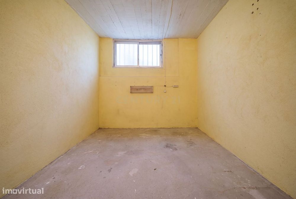 Apartamento T2 Renovado com Varanda e Arrecadação em São João da Talha