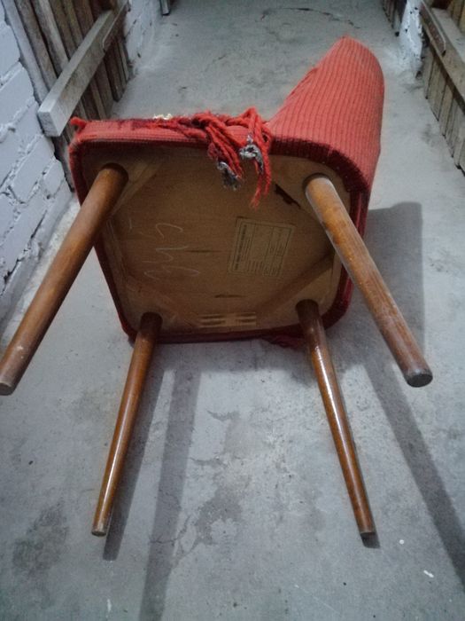 Sprzedam krzesło typu prl do renowacji.