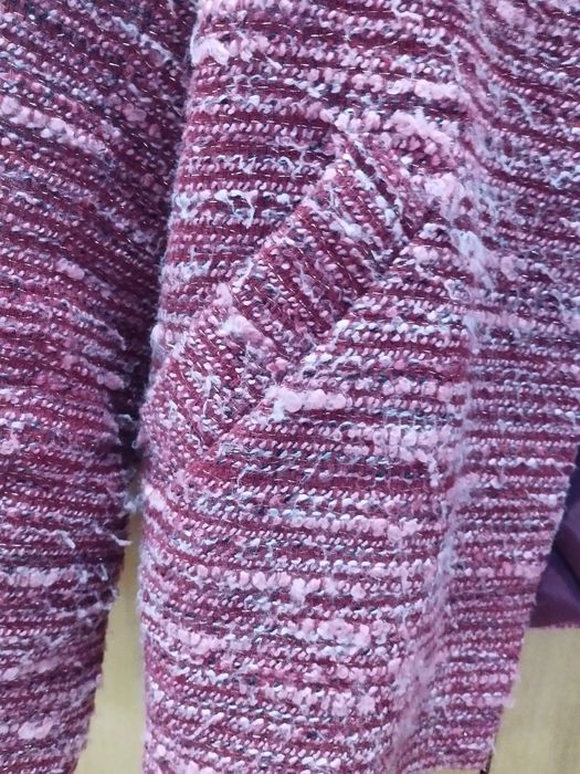 Elegância Intemporal: Casaco Curto em Tweed/Bouclé Vinho