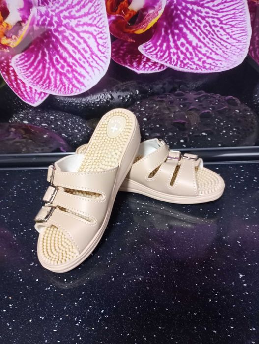 nr. 41 fakirki klapki zdrowotne z kolcami damskie beżowe