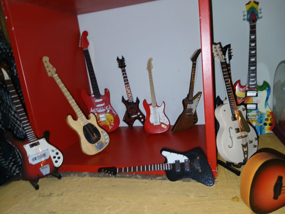 Colecao guitarra minitura por 250 €