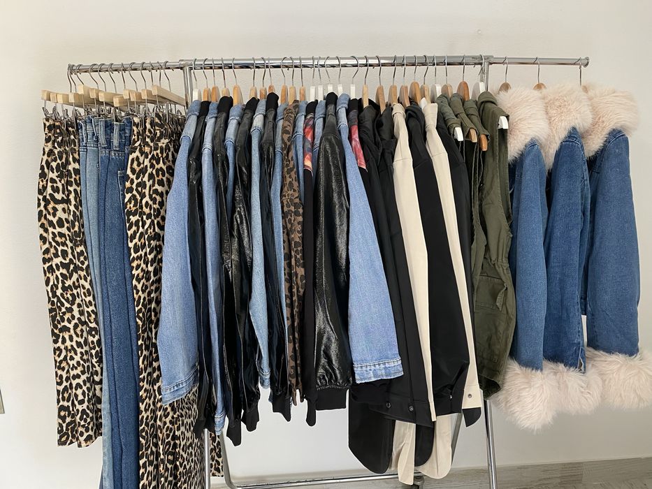 Lote de 350 peças roupa e malas para senhora