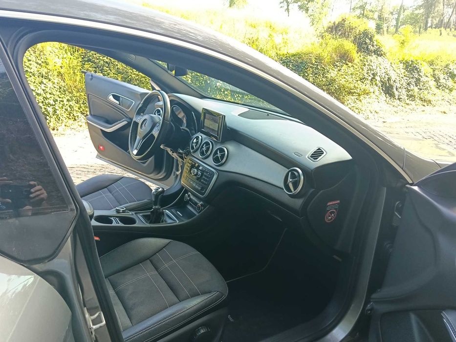 Mercedes CLA 180 impecável
