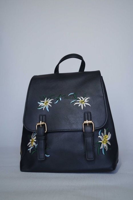 Рюкзак жіночий чорний з вишивкою