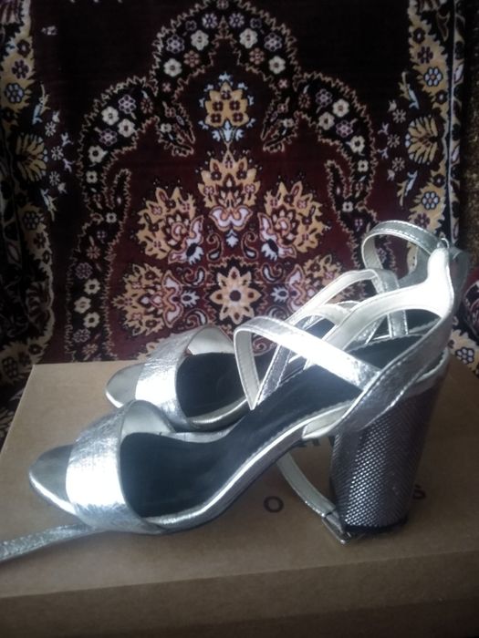 Босоніжки випускні