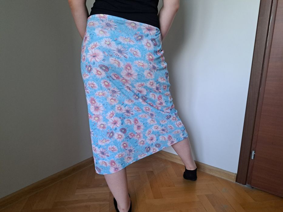 Zwiewna spódnica midi w kwiaty