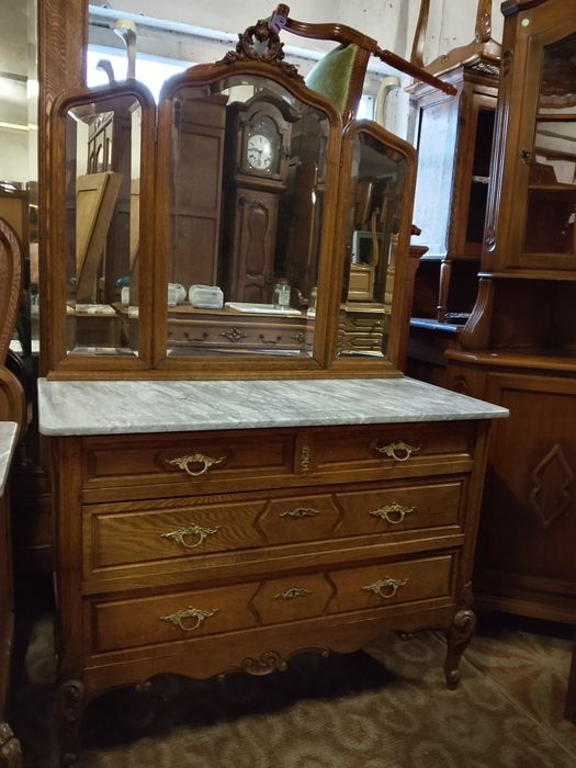 Piękna sypialnia antyk roccaile dębowa z lustrami i marmurami.