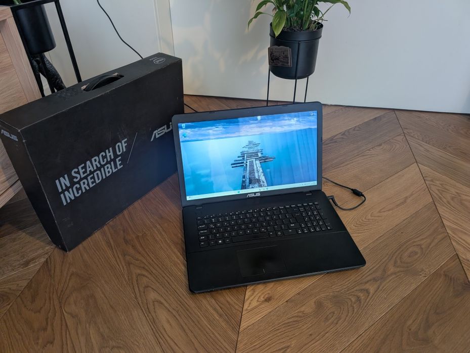 Laptop Asus 17 calowy 8 GB SSD windows 11