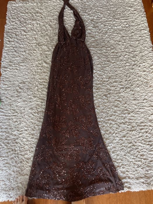 Vestido de gala castanho aberto nas costas