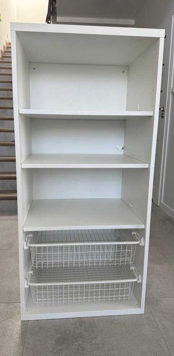 Regał IKEA z półkami