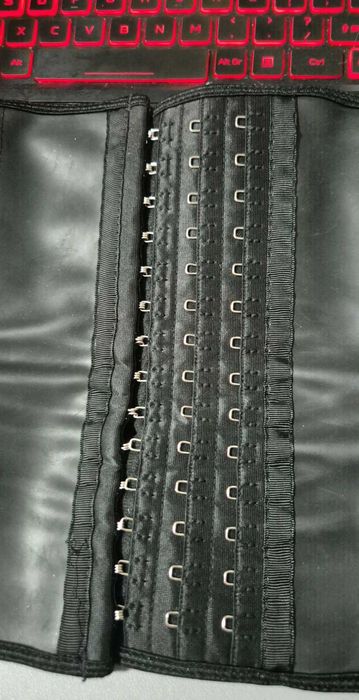 Czarny gorset na hawtkach