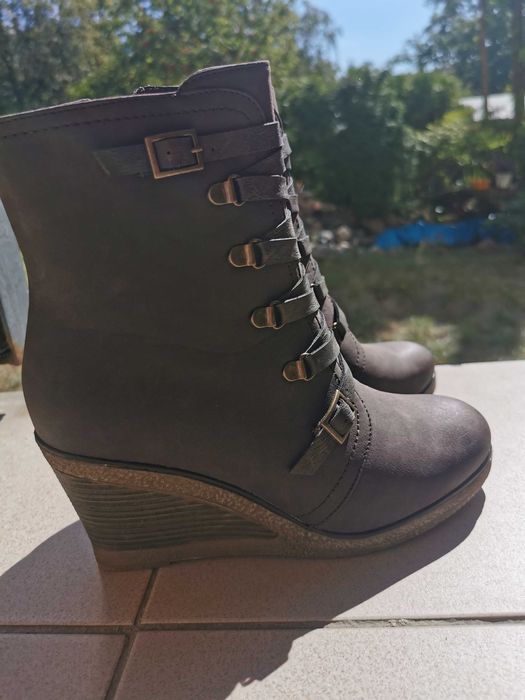 Nowe wysokie botki na koturnie brązowe rozmiar 38,5