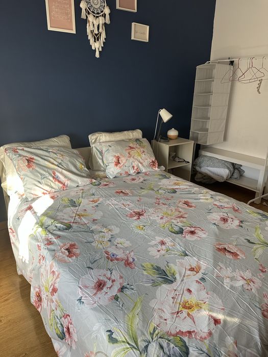 Cama completa com colchão, estrado, gavetas e mesa de cabeceira