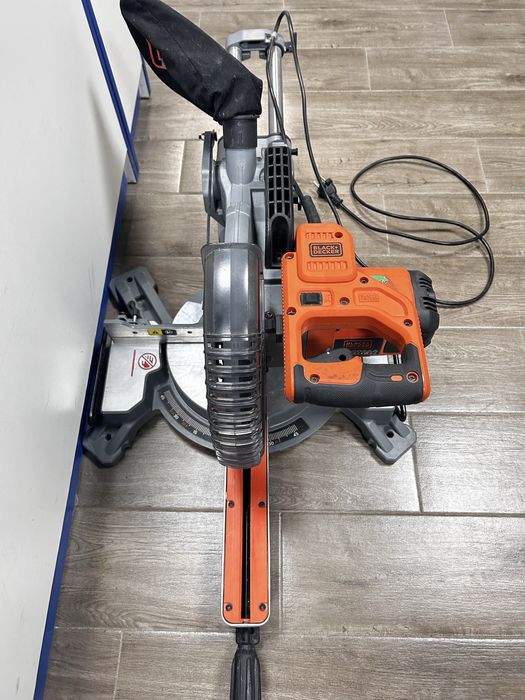 Пила тoрцювальна Black+Decker BES710 (торцовочная пила)
