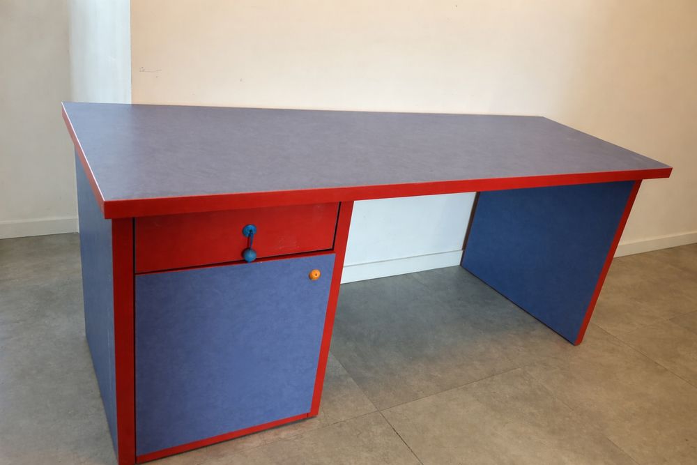 Niebiesko czerowne biurko