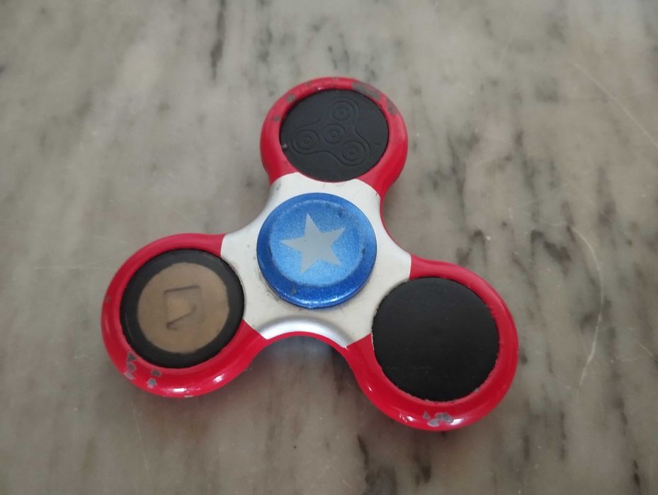 2 spinners um preto e outro do capitão américa.