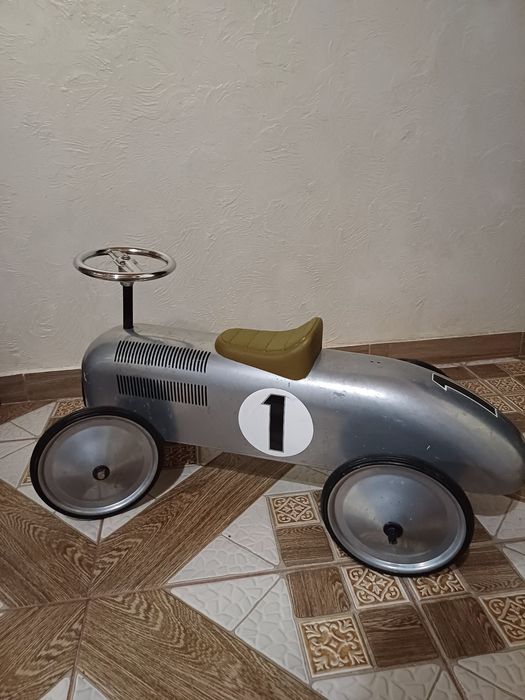 Металева машинка підійде для фотосесії ,машинка в ретро стилі
