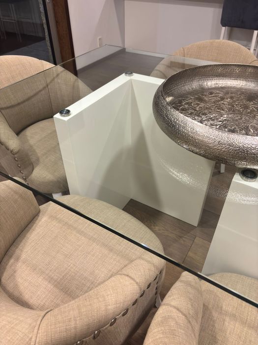 Oportunidade! Mesa de vidro com toque moderno e pés lacados!