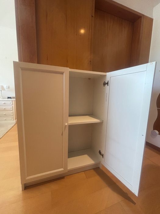 Móvel branco Billy com portas