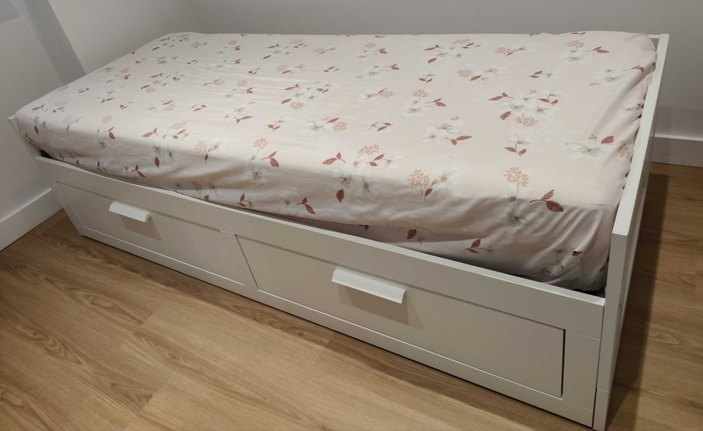 Cama individual/dupla (casal), modelo IKEA BRIMNES, com dois colchões.