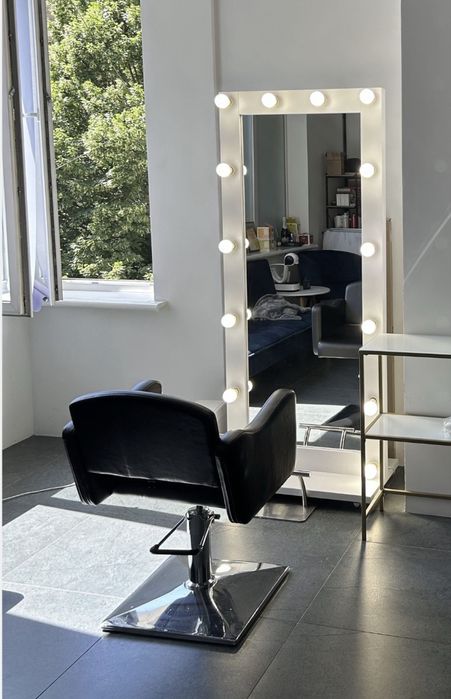 Біле дзеркало з лампочками у повний зріст на колесах