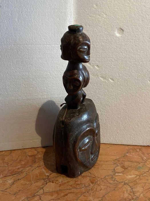 Instrumento sonoro africano para rituais de exorcismo (?)