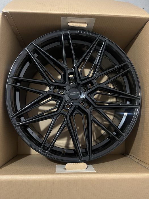 Felgi Vossen HF-7 23" 5x130 Lamborghini Urus / 10.5J & 12J / Gloss Black / Komplet